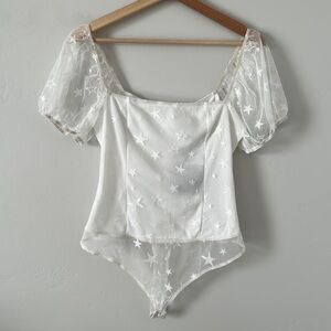 Le Lis Collection puff sleeve mesh star bodysuit in white